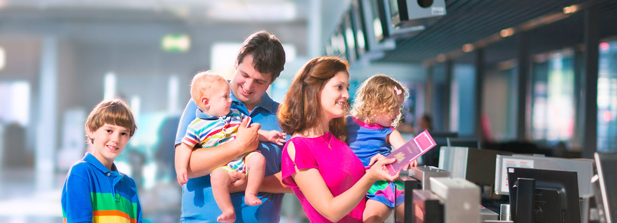 vacaciones-familia-aeropuerto-avi